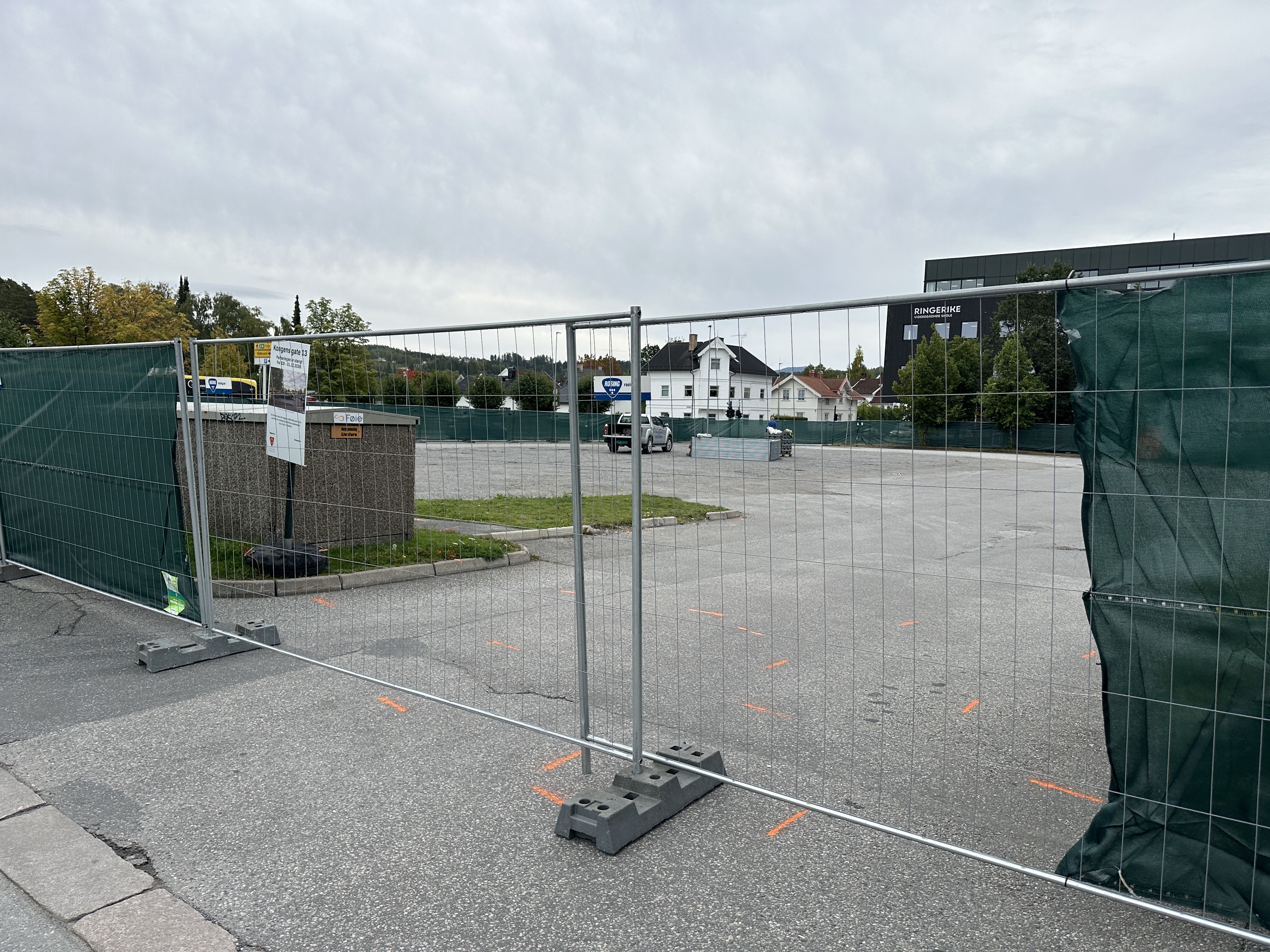Bildet viser parkeringsplassen som er sperret av.