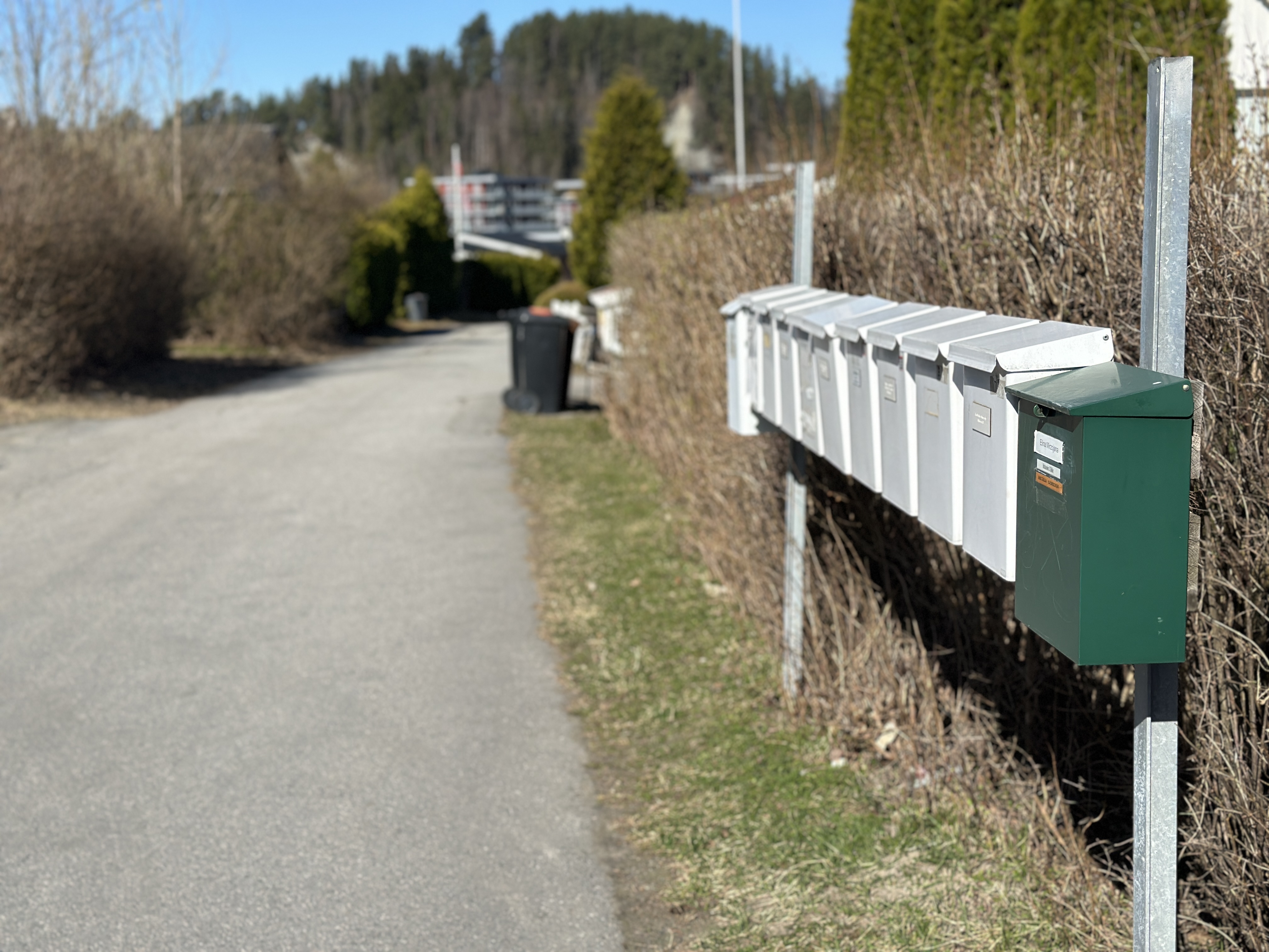 Bildet viser en rad med postkasser p&aring; Eikli.