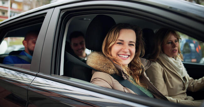 Personer samkjører i en bil