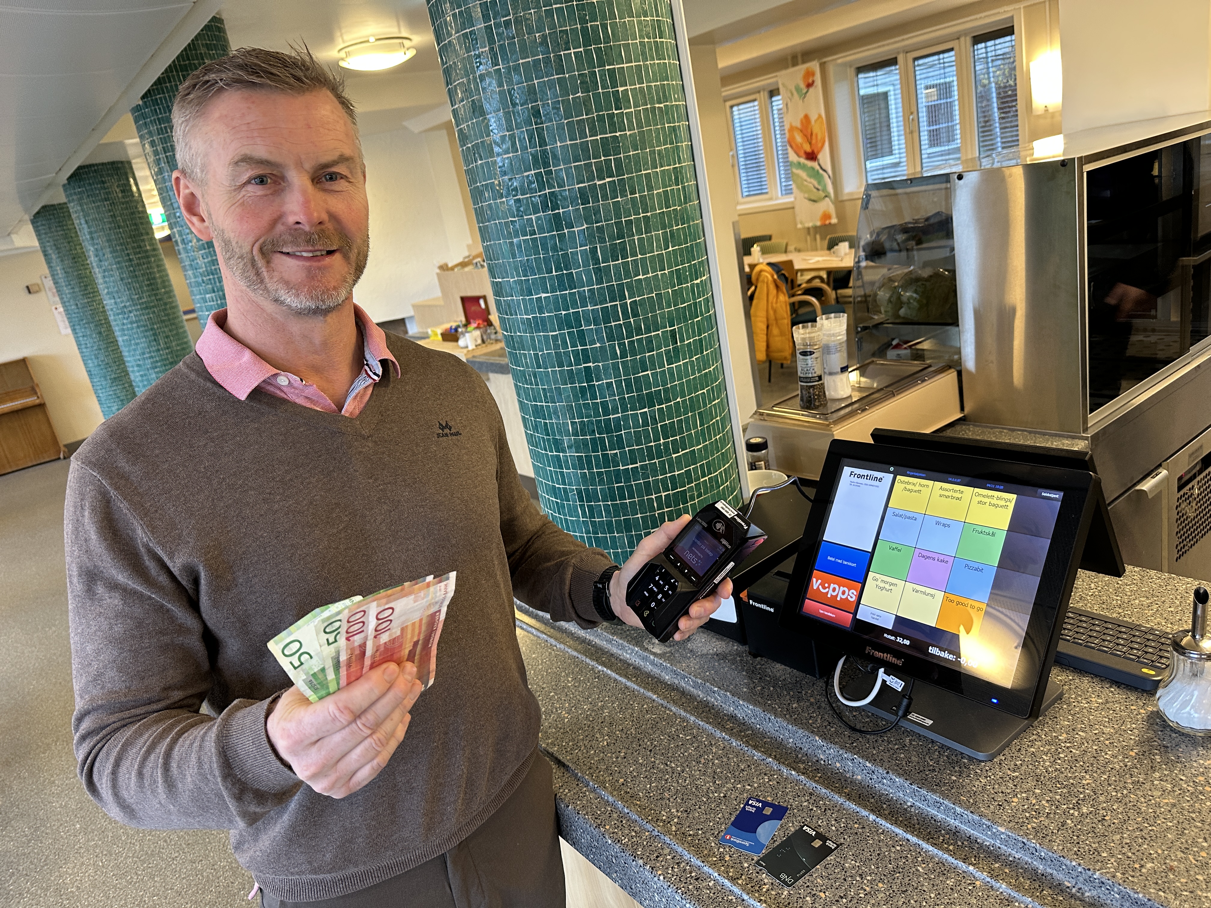 Bildet viser Magnus Nilholm, han står ved en betalingsautomat.