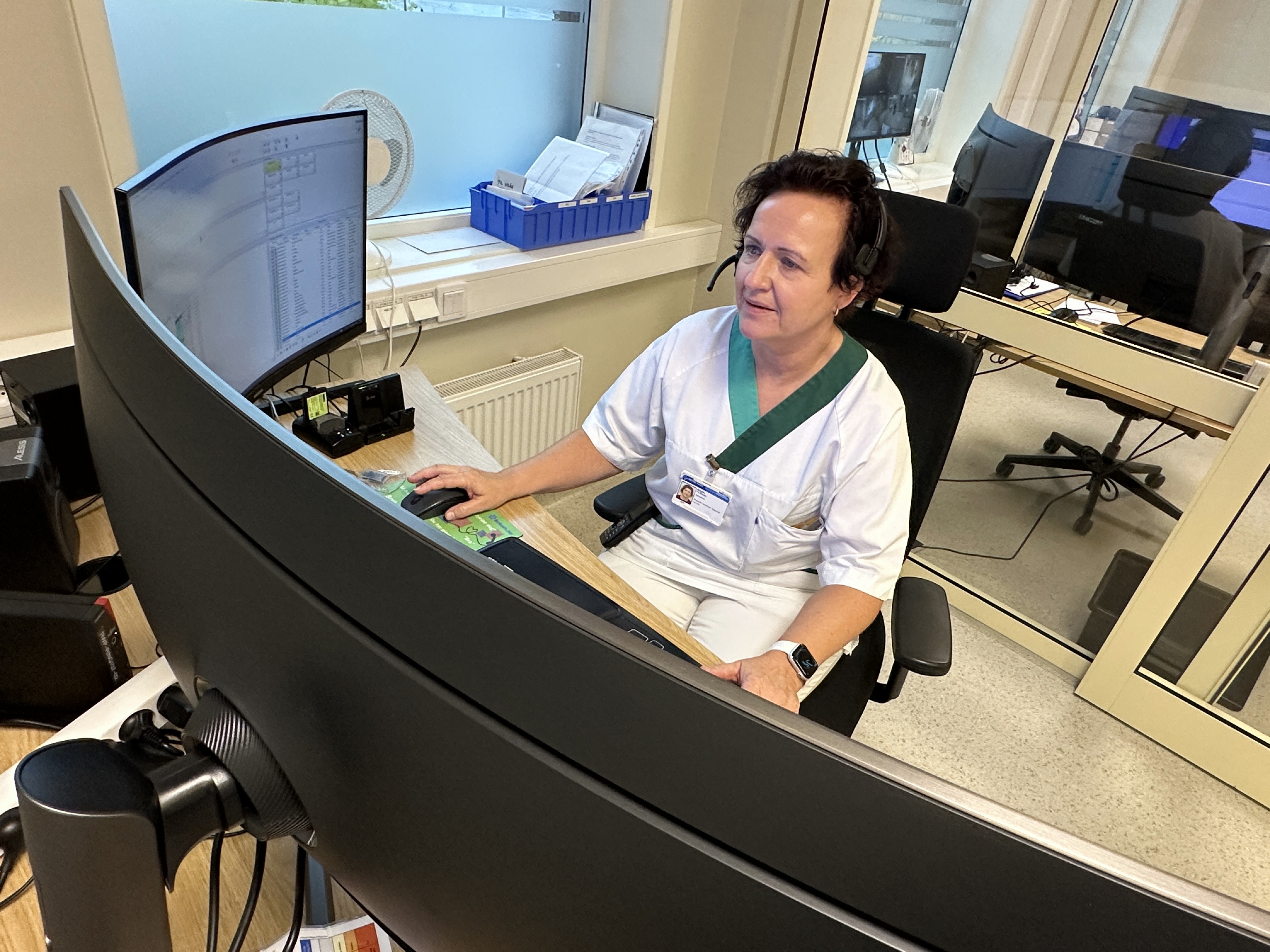 Bildet viser Birgitte Fjellheim som svarer telefonen p&aring; legevakten.