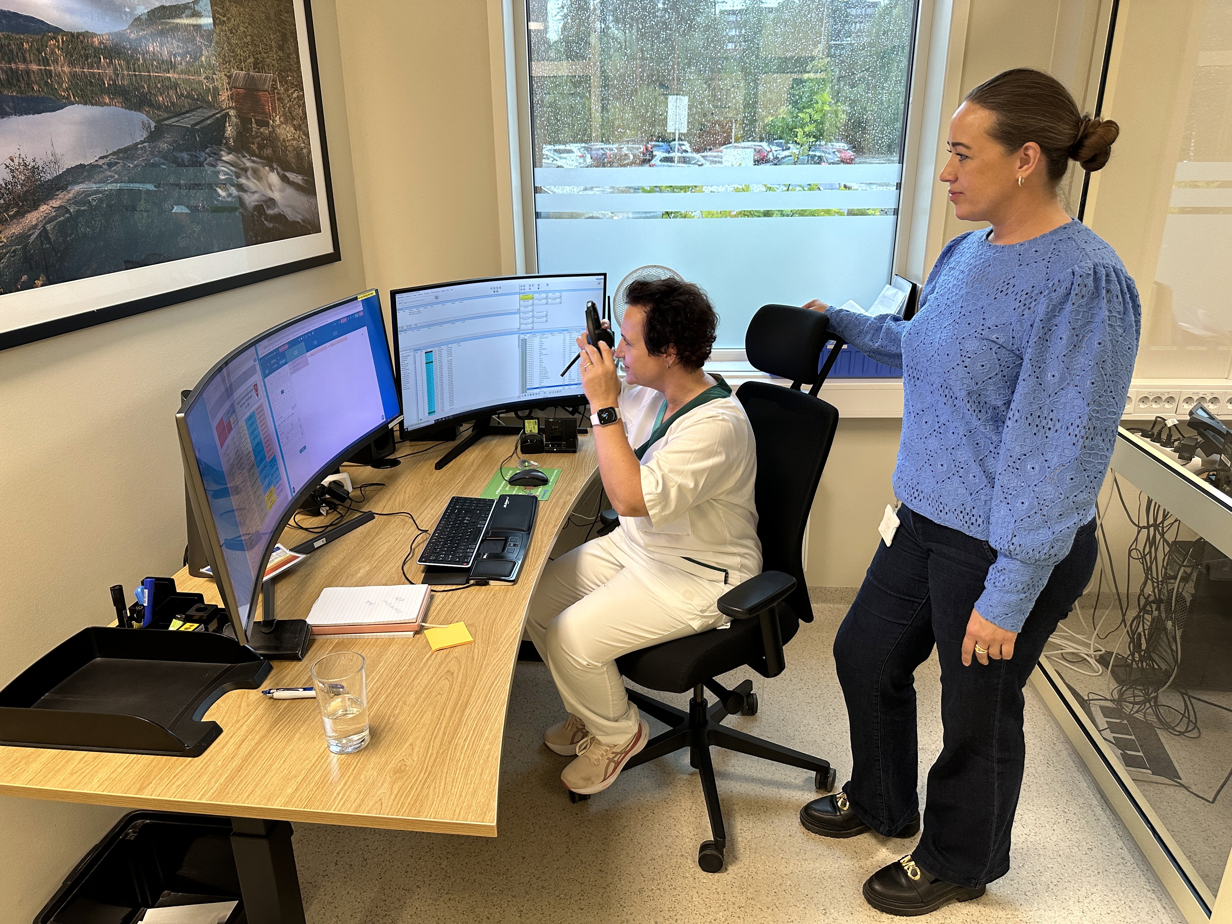 Bildet viser Berit og Birgitte inne p&aring; legevakten