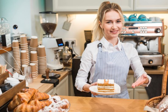 Student på jobb i kaffebar