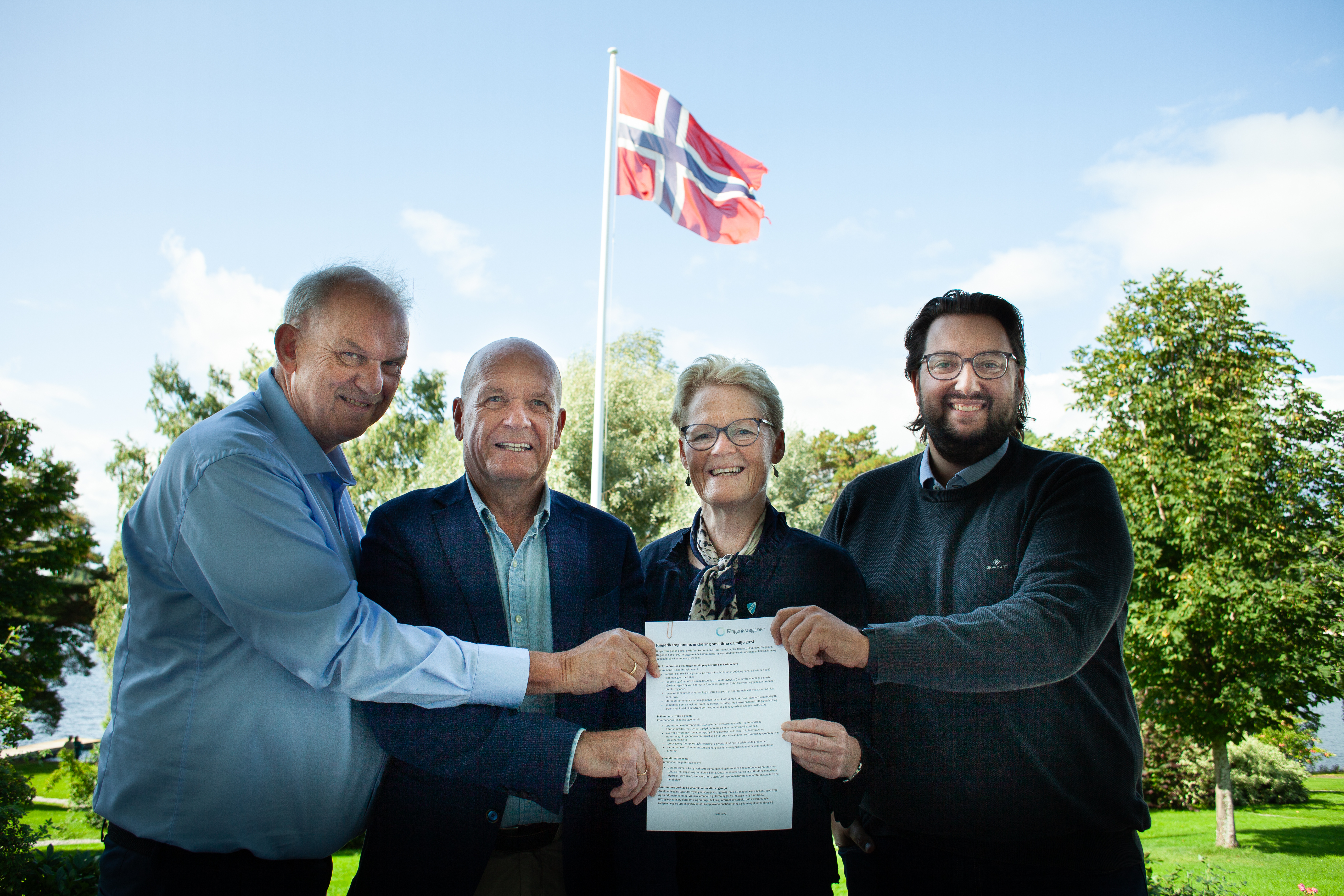Bildet viser flere av ordførerne i regionen som holder fram klimaerklæringen.