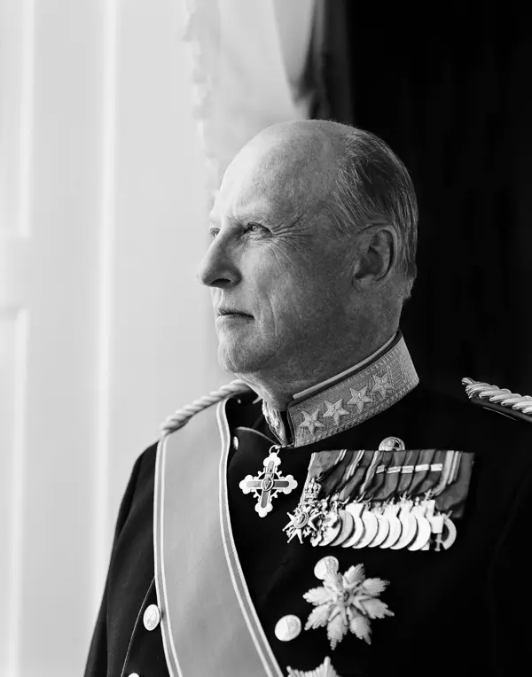 KongHarald-cathrine-wessel-det-kongelige-hoff.png