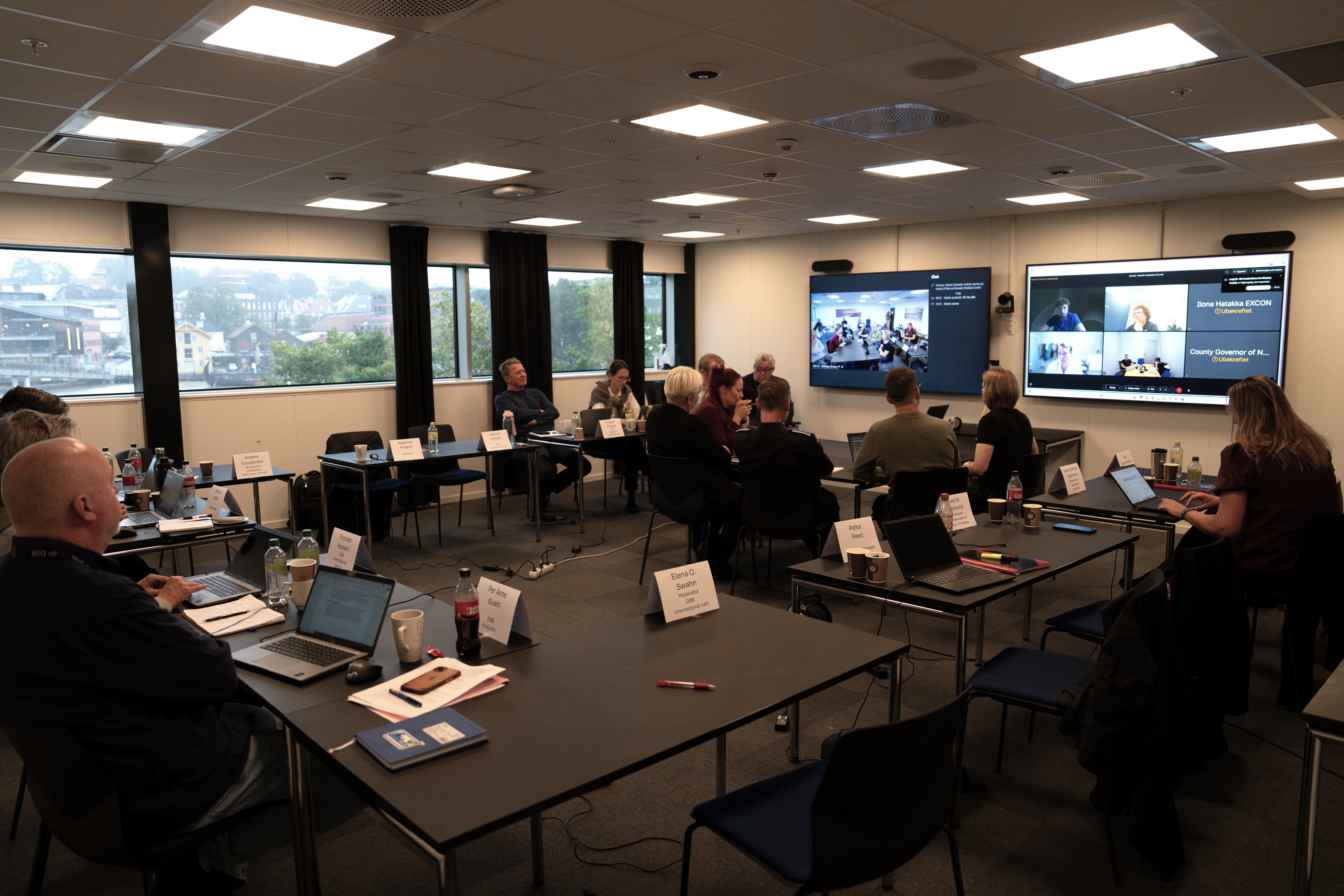 Bildet viser noen som haren skrivebordsøvelse i et møterom.