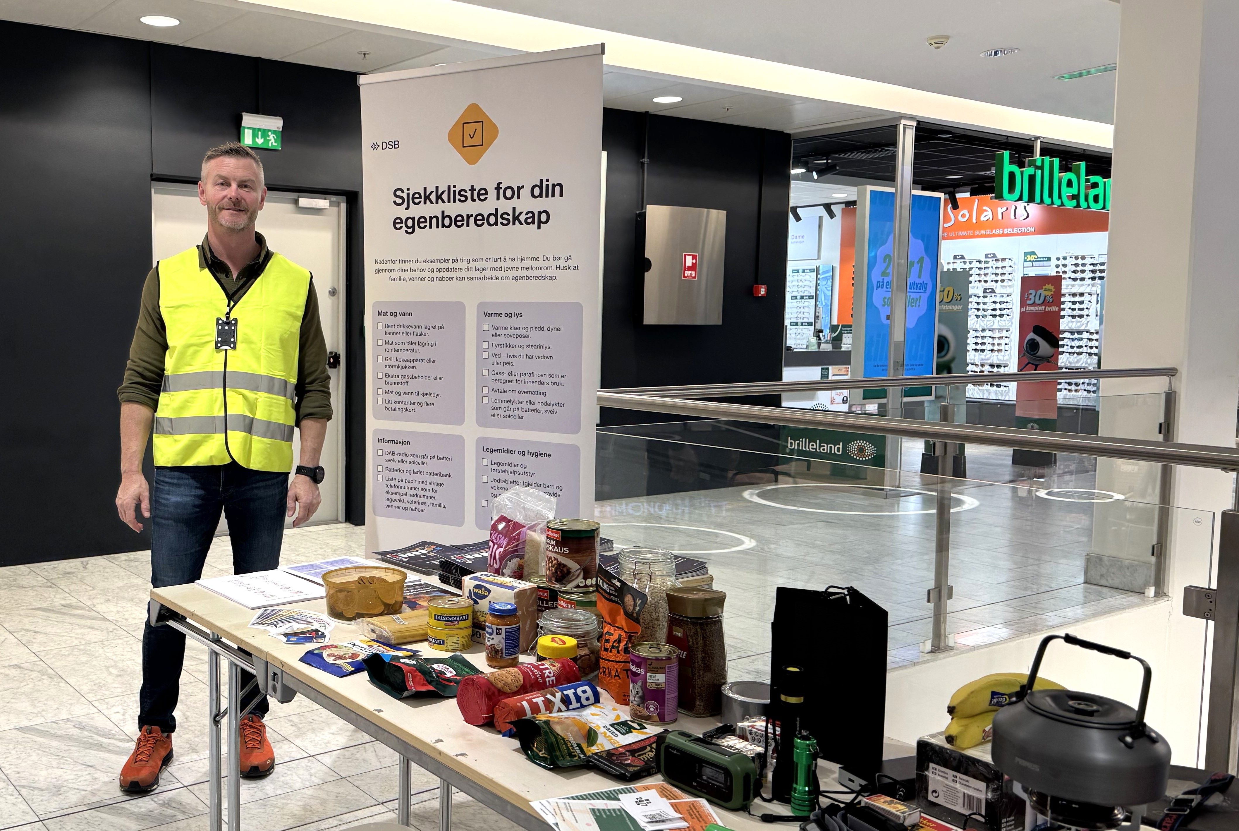 Bildet viser Magnus på en stand om egenberedskap