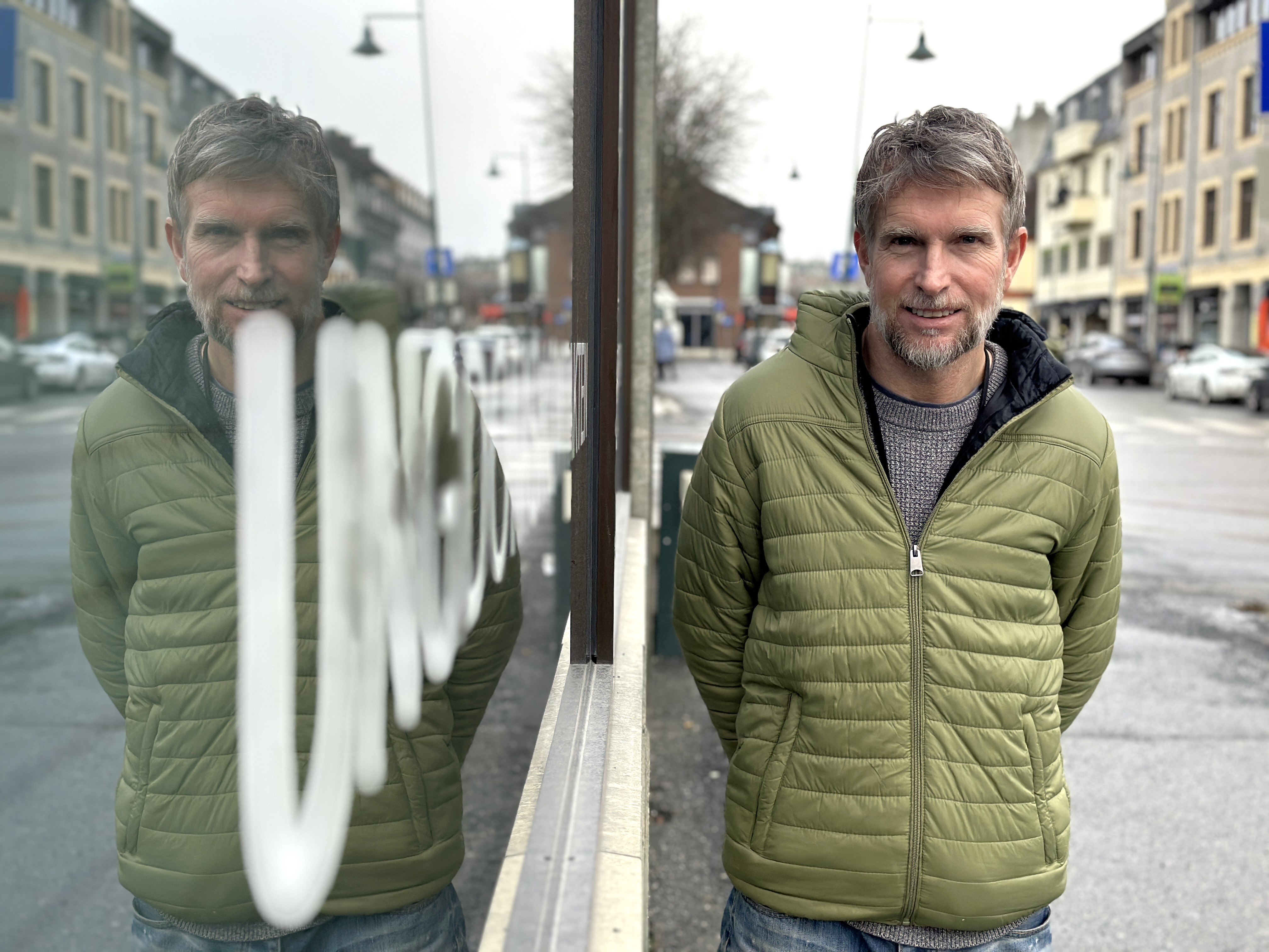 Bildet viser Rune Roman Hagen. Han står utenfor Ungdomskontakten sine lokaler.