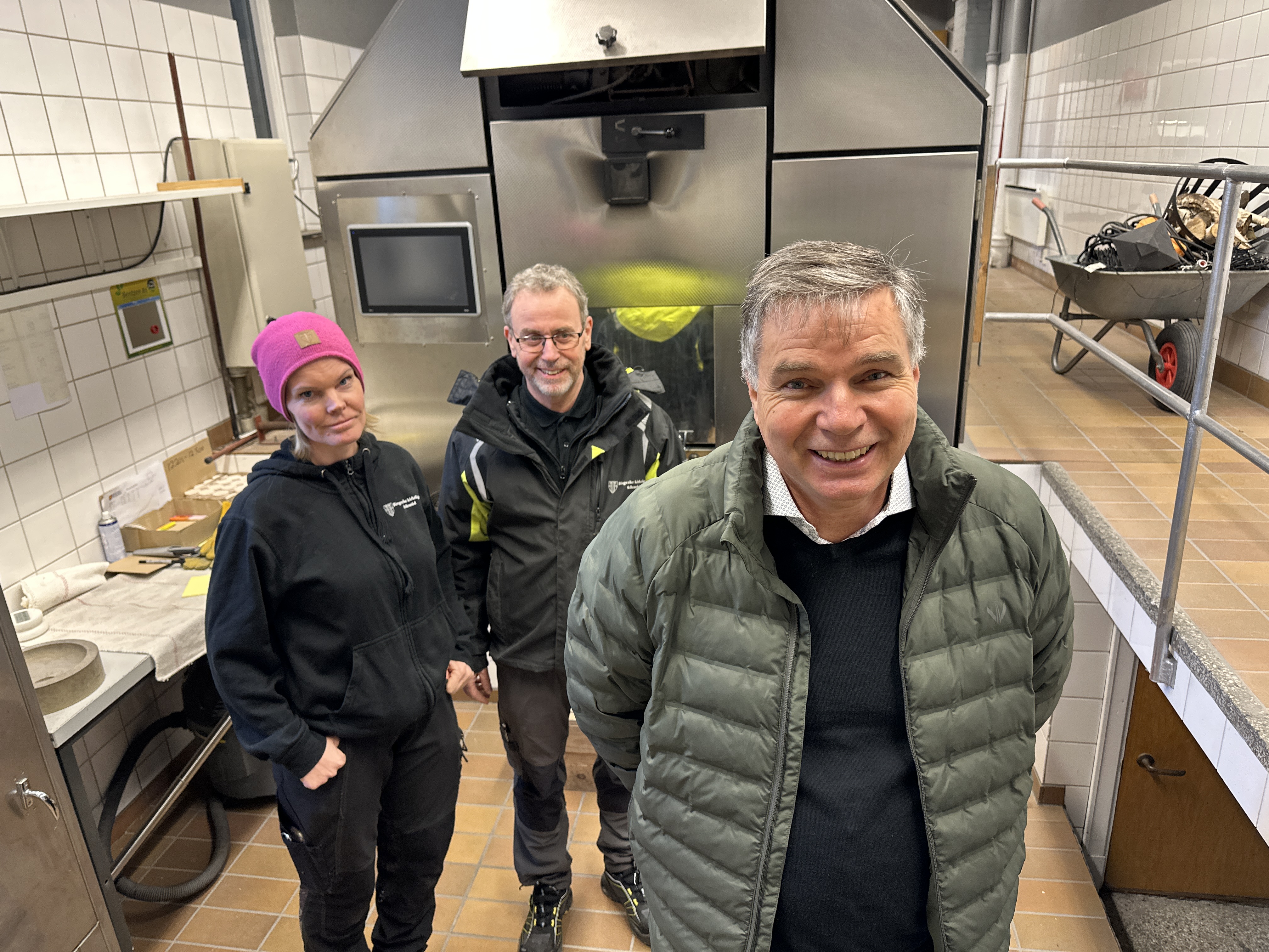 Bildet viser kirkevergen sammen med sine kremat&oslash;rer.