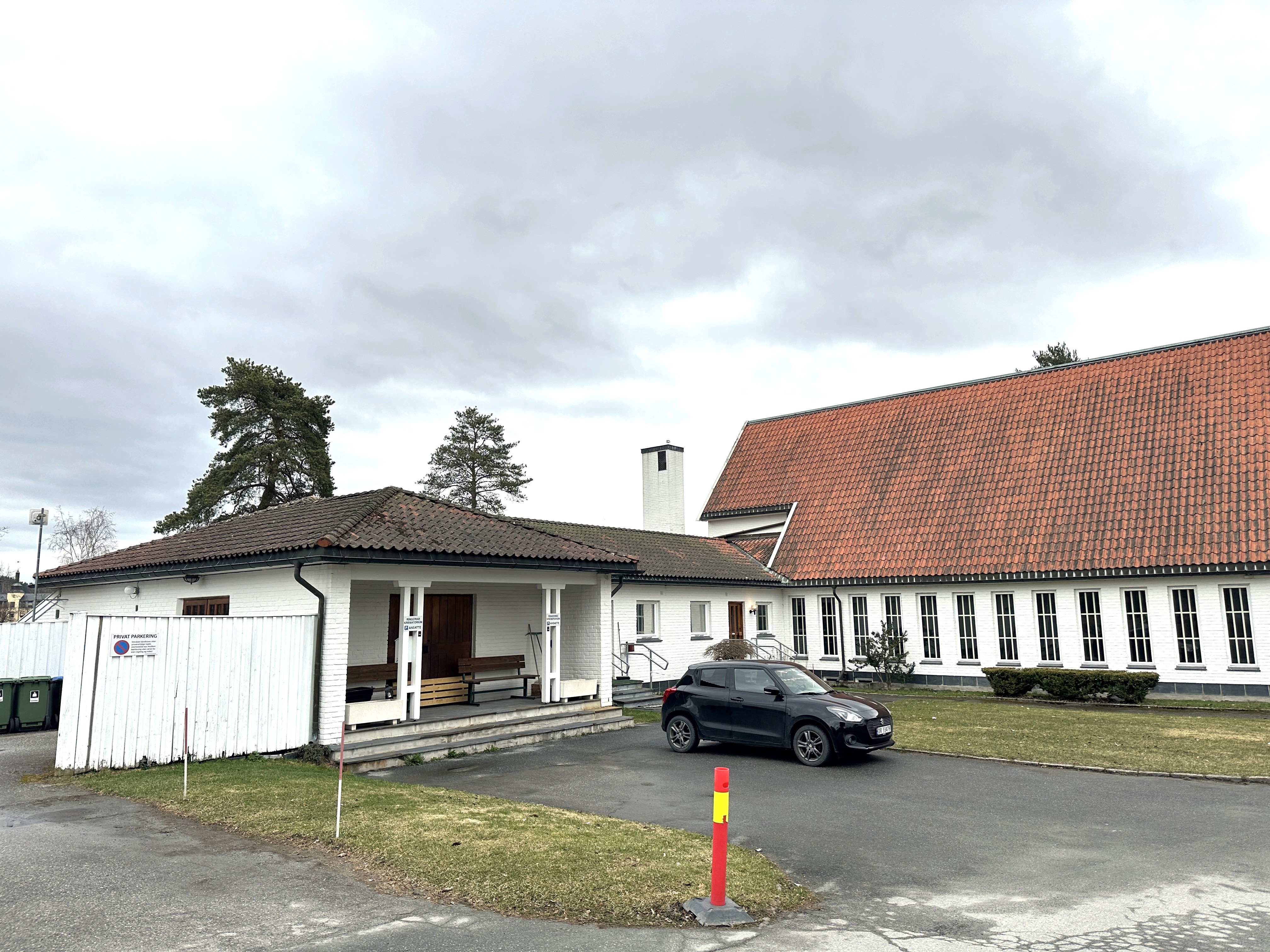 Bildet viser det gamle krematoriet, utenfra.