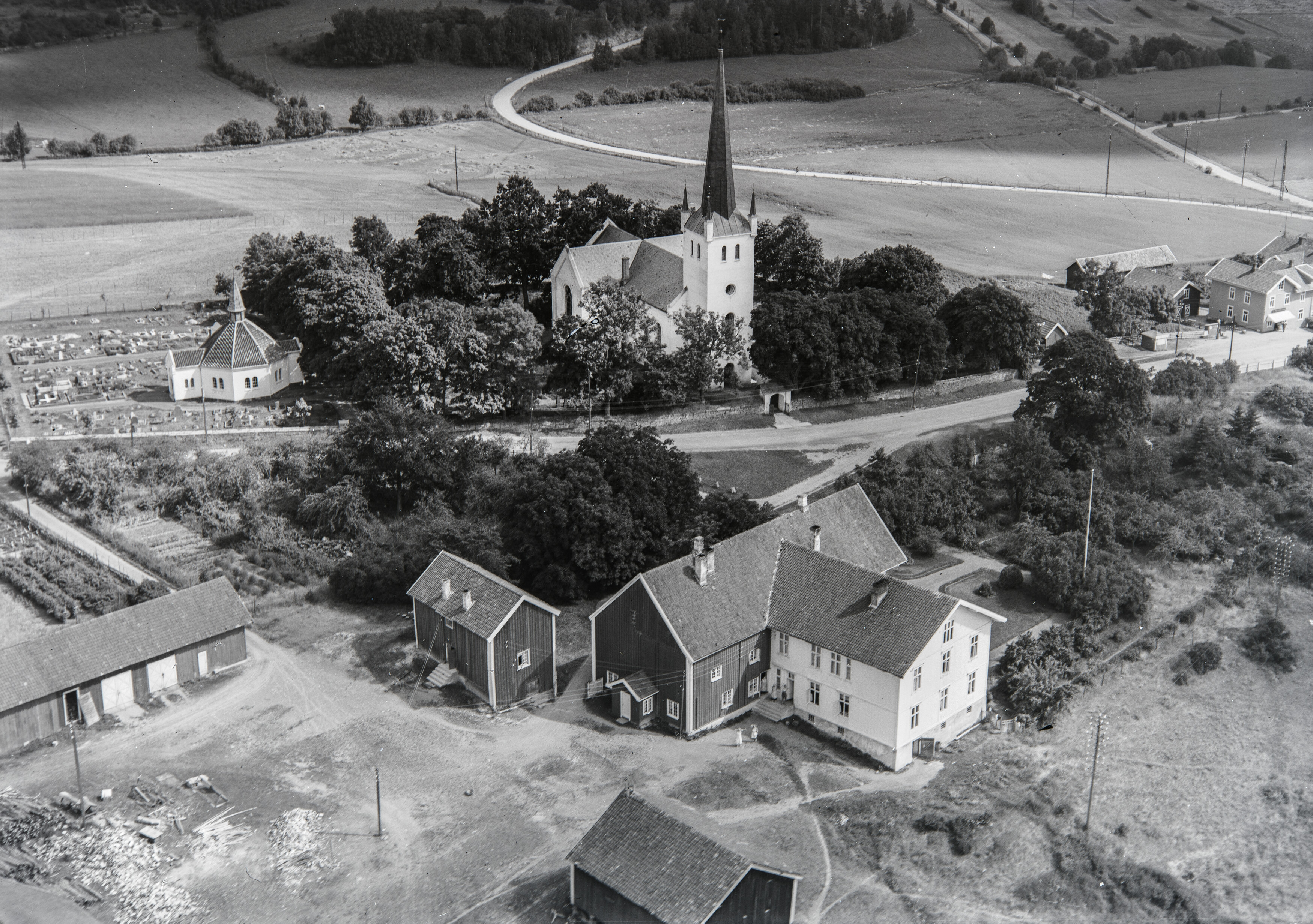 Bildet viser Ringerike museum. Bildet er svart/hvitt og det er fra 1935