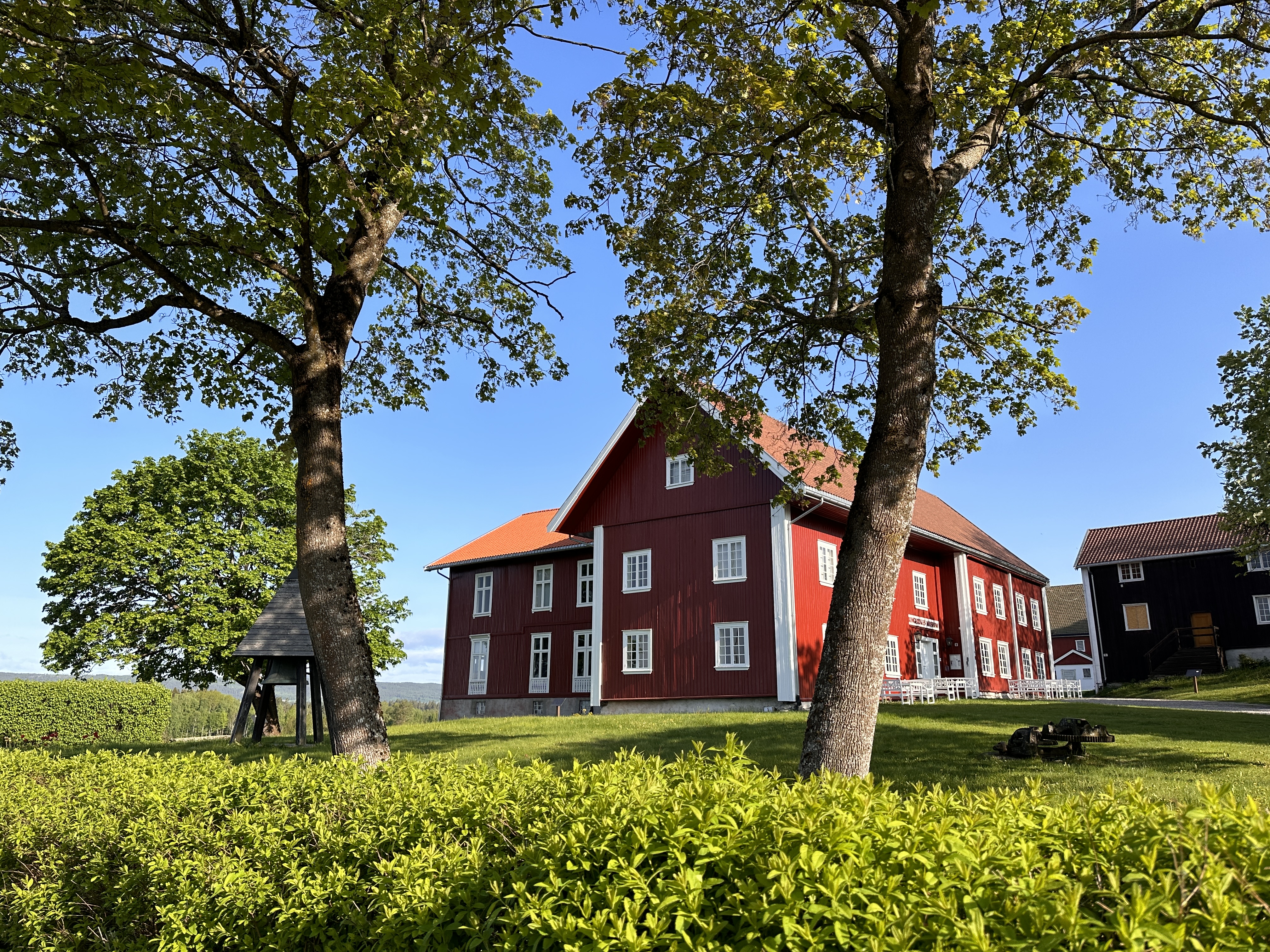 Bildet viser RIngerike museum, det er sol og det er sommer.