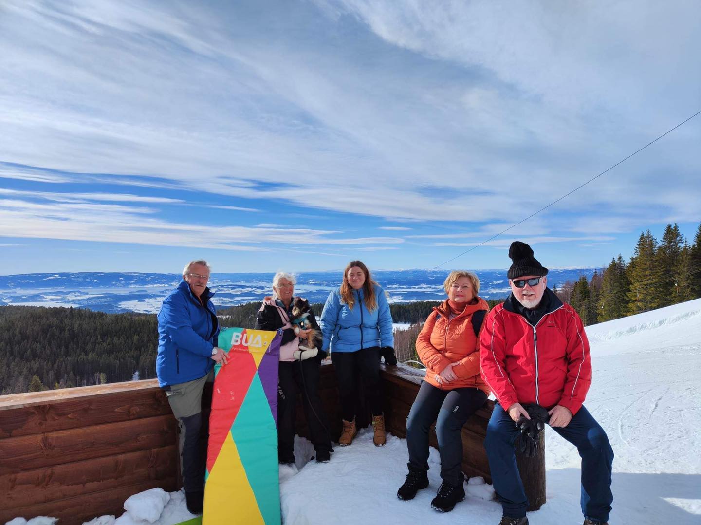 Bildet viser glade mennesker på ski-og aketur med Frislivssentralen i Ringerike.