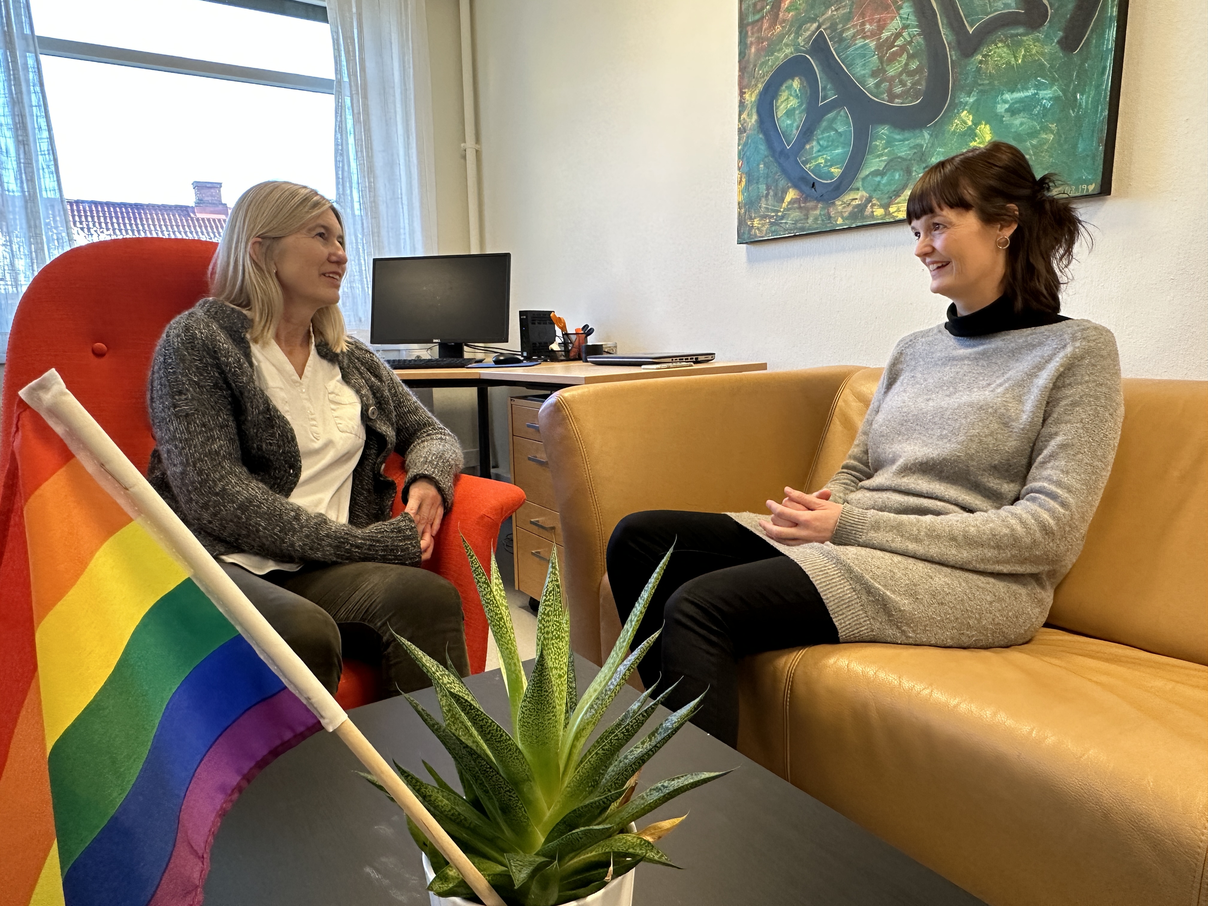 Bildet viser Elin Tidemann Klevberg og Anita H. Holtan
