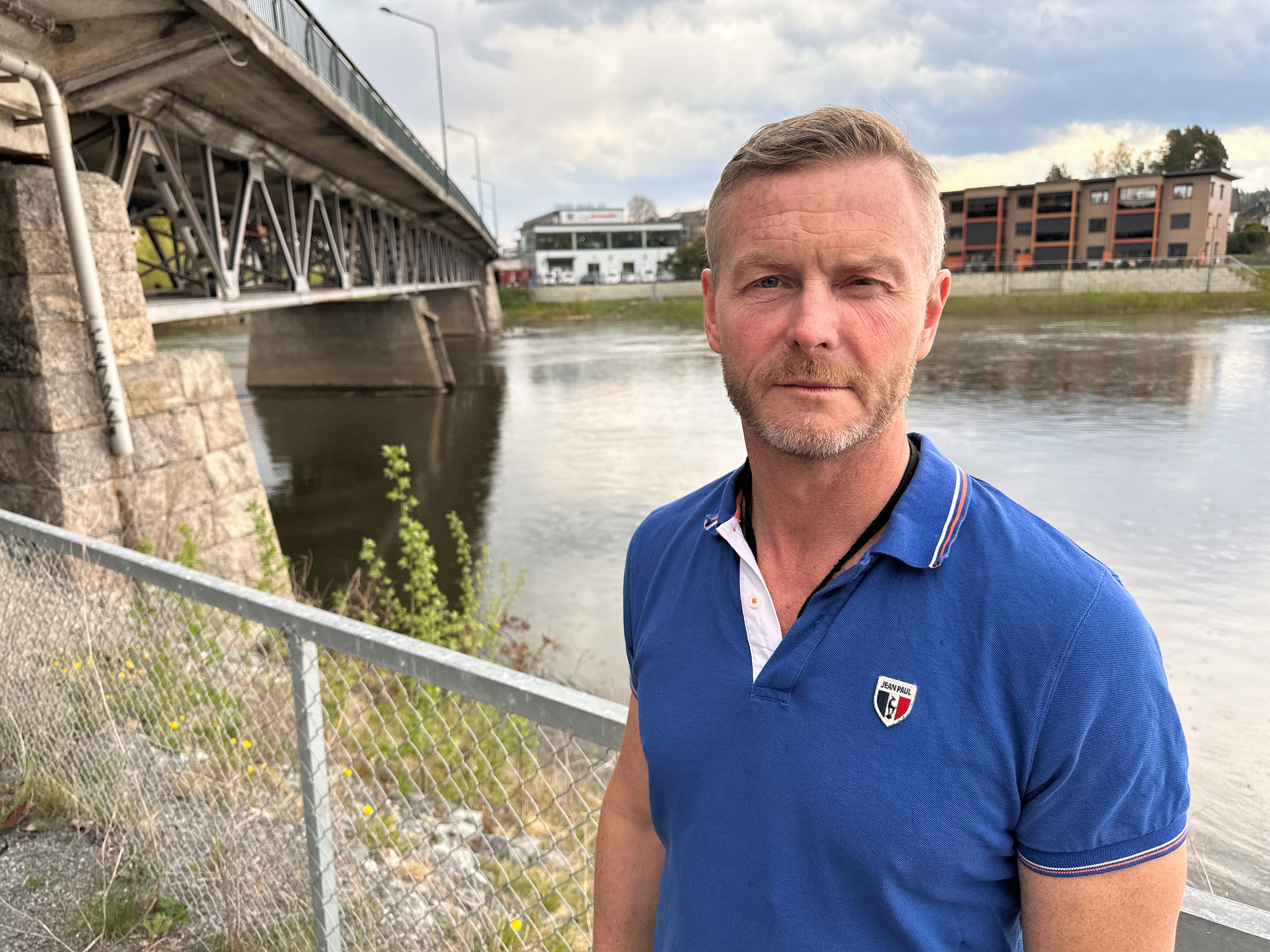Bildet viser Magnus Nilholm som står ved Storelva i Hønefoss. Her er vannføringen allerede kraftig.