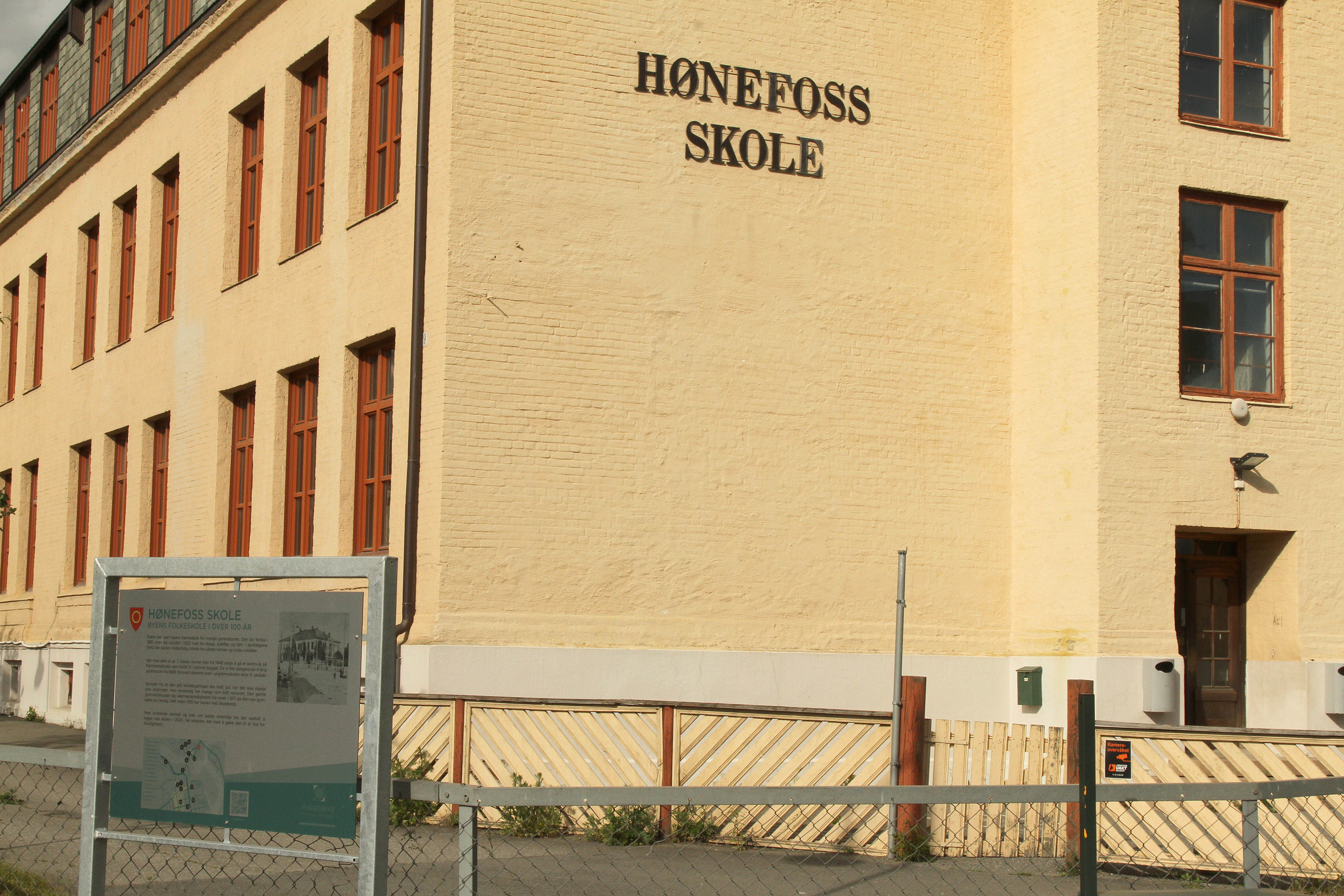 11 Hønefoss skole Skilt 11 Hønefoss skole. Foto: Dag Fekjær Johansen